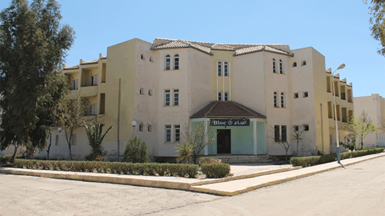 طلبة يحتجزون مسؤولين بالإقامة الجامعية ويهددون بحرقهم