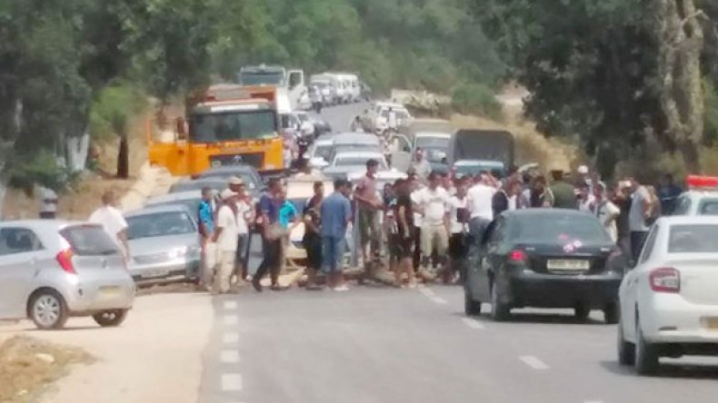 مواطنون بتبسة يغلقون الطريق المؤدية إلى تونس بسبب الماء