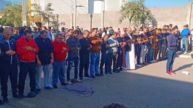 تجار يغلقون محلاتهم ويؤدون الصلاة وسط الطريق بتيبازة