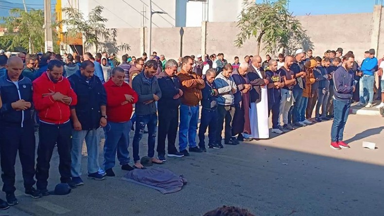 تجار يغلقون محلاتهم ويؤدون الصلاة وسط الطريق بتيبازة