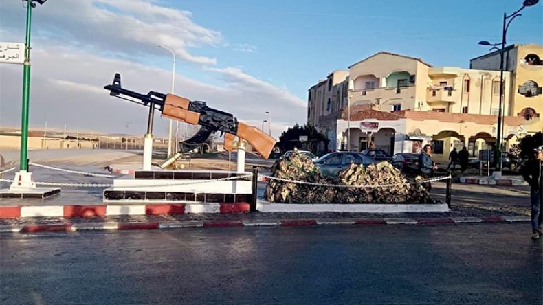 إزالة مجسّم الكلاشنيكوف المثير للجدل بتبسة ونقله إلى مكان مجهول