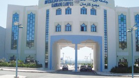 طلبة مقصون يحتجزون أساتذة وإداريين بجامعة تيارت!