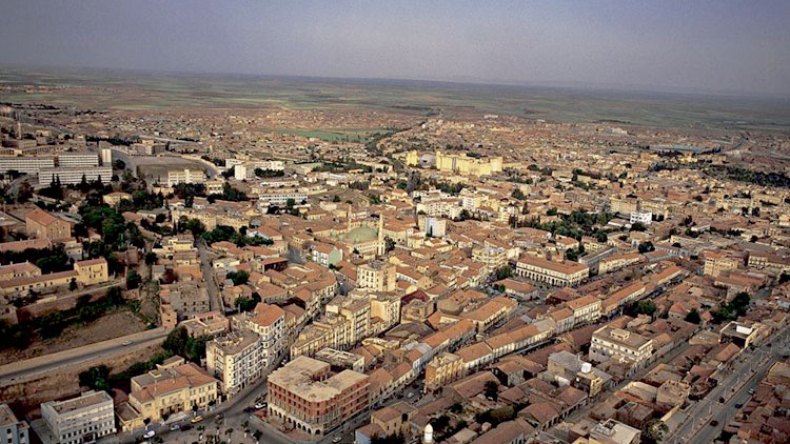 طالبو السكن يعتدون على رئيس بلدية بتيارت