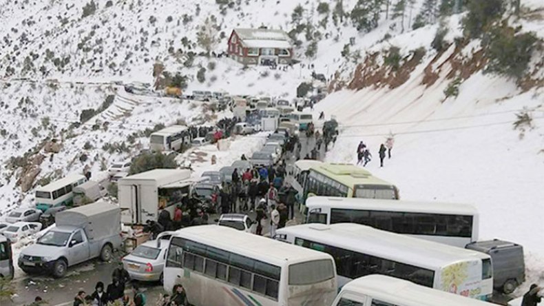 عائلات تعلق في العراء ليلا وتحولت متعتها إلى جحيم بتيكجدة في البويرة