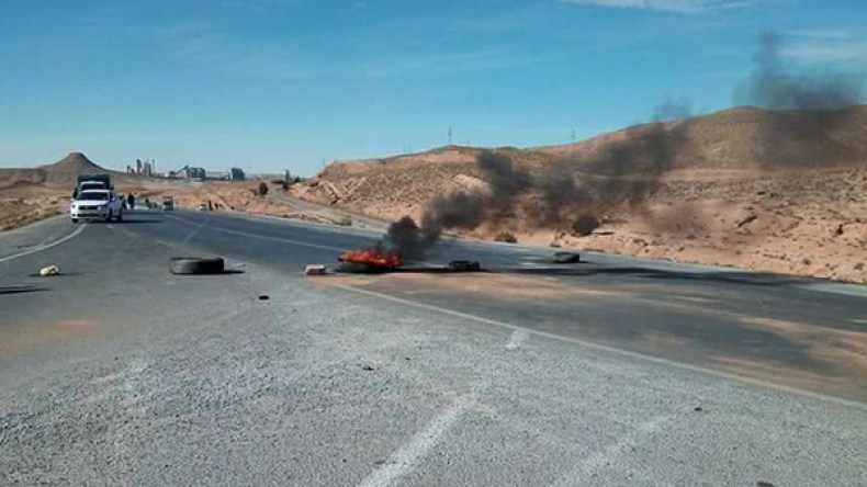 استمرار غلق الطرقات وتهديد بالتصعيد بسبب شبهات التزوير في باتنة