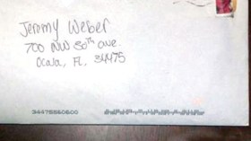 تهرّب المخدرات إلى صديقها في السجن عبر طوابع البريد!