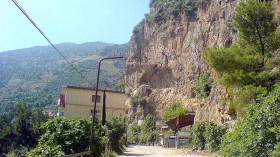 حياة بدائية.. ومواطنون يحلمون بإخراجهم من العزلة