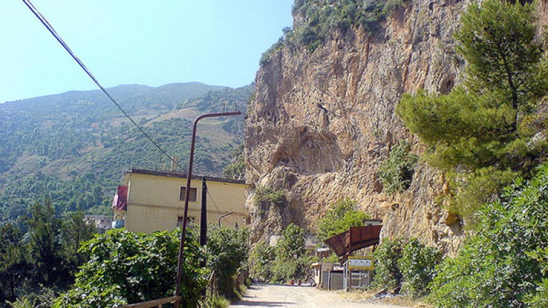 حياة بدائية.. ومواطنون يحلمون بإخراجهم من العزلة