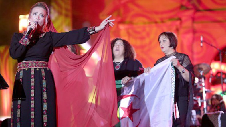 جمهور تاموقادي يهتف بإسم فلسطين وكادير الجابوني يشعل المدرجات