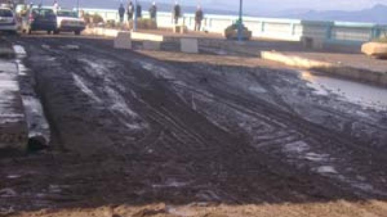 عائلات تبيت في العراء وطرق مقطوعة بتيبازة