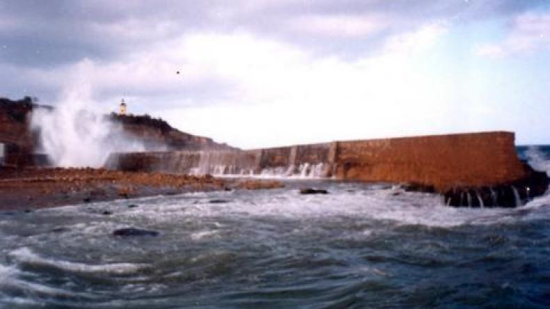 غرق باخرة بتيبازة وانهيارات جبلية بالمدية بفعل الرياح العاتية