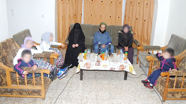 صور صادمة للإرهابي “أبو أيمن” وزوجته “يسرا” وأبناءهما الخمسة