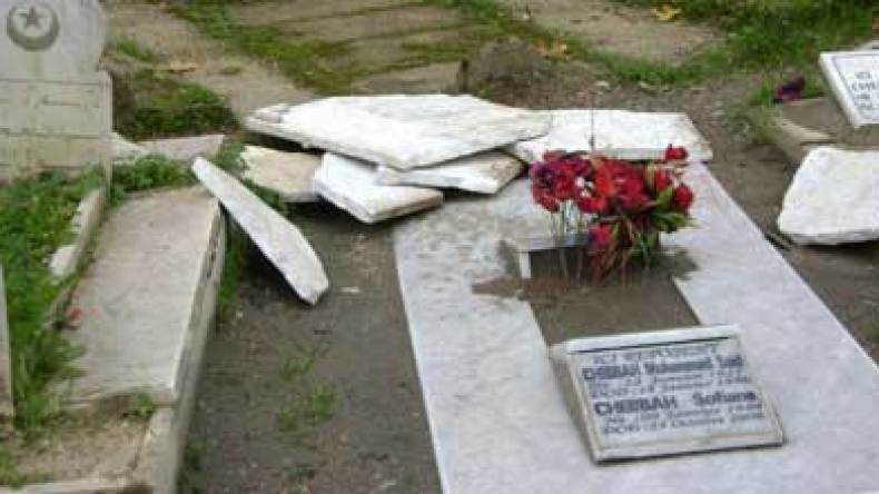 شاب يفتح قبر صديقه ليساعده على التنفس!