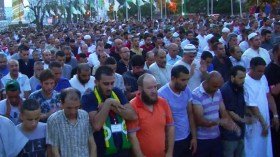 تيزي وزو تصلي وتهتف: “أسا أزكا ..الإسلام يلاّ يلاّ”