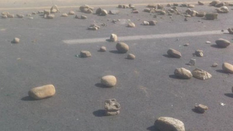 مجهولون ينصبون حاجزا ويبتزون المارّة بتيزي وزو