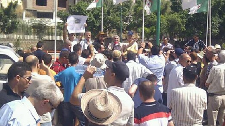 ناشطون ينتهكون حرمة رمضان جهارا نهارا