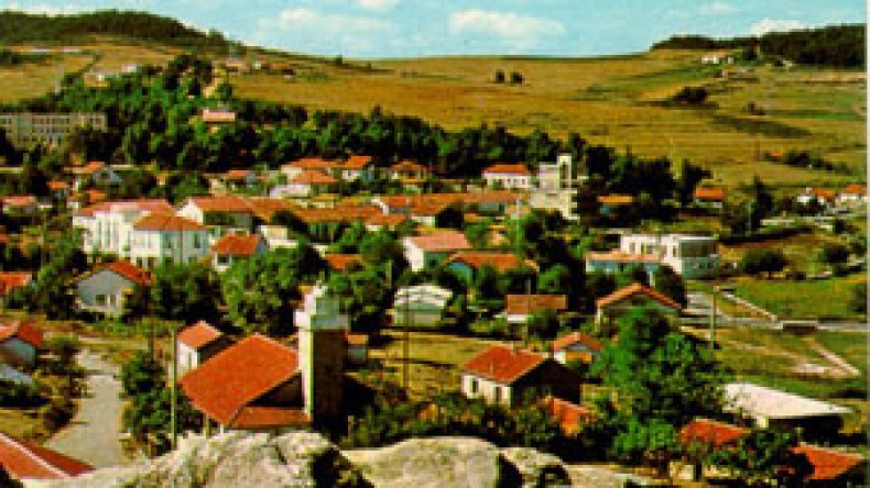 نصبوا خيمة بعد أن أغلقوا البلدية