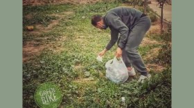 البطل الأولمبي “مخلوفي” يجمع النفايات