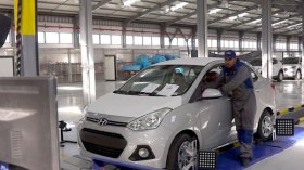 توظيف 5 آلاف جزائري وتخفيض أسعار السيارات خلال 6 أشهر