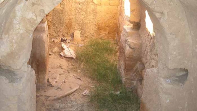 “البڤارة” وأصحاب “الشكارة” يعيدون دفن رفاة حظيرة “طبنة” الأثرية