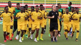 إبعاد 3 لاعبين طوغوليين عن مباراة الجزائر