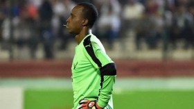 حارس منتخب الطوغو ارتدى حذاءً جزائريًا !؟