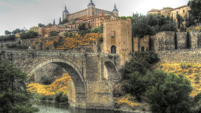 طليطلة.. الثّوب ينسلّ من الوسط