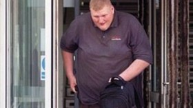 رجل يفلت من عقوبة السجن لأن طوله يتجاوز المترين