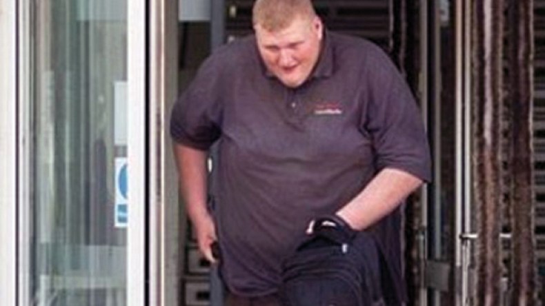 رجل يفلت من عقوبة السجن لأن طوله يتجاوز المترين