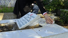 خيوط معقودة ومفاتيح معلقة على شواهد القبور في رمضان بتيسمسيلت