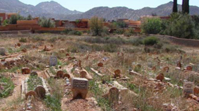 شاب ينبش قبر امرأة ويستخرج جثتها بعد دفنها بأولاد رشاش بخنشلة