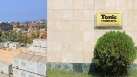 عمال مجمع “تونيك” يرفعون رايات الغضب