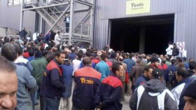 2400 عامل بمجمع “تونيك” يناشدون رئيس الجمهورية التدخل