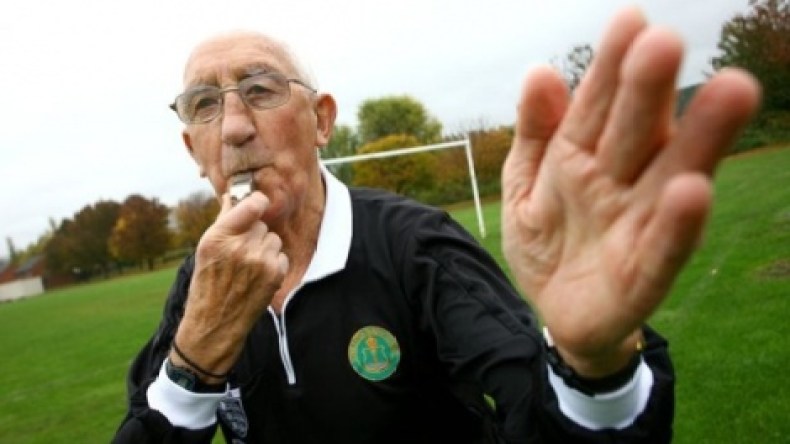 يشرف على إدارة المقابلات وعمره 86 سنة!