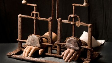 La vente aux enchères d’instruments de torture suspendue