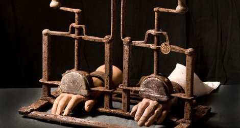 La vente aux enchères d’instruments de torture suspendue