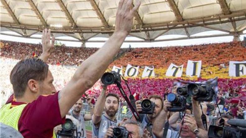 توتي يُبكي روما