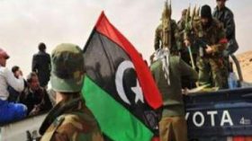 ثوار ليبيون سابقون يهاجمون مقر الحكومة في طرابلس