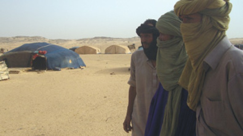 عائلات مالية ونيجرية تفرّ إلى الجزائر بعد تسميم مياه الآبار