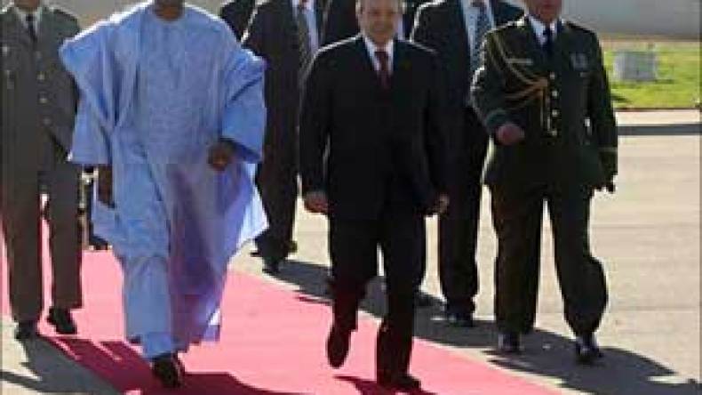 الجزائر تجمد مساعي الوساطة بعد تدخل الليبيين