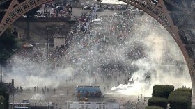 شرطة فرنسا تفرق الجماهير في “برج إيفل” بالغاز المسيل للدموع