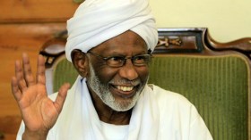 بعد قطيعة دامت 15 عاماً.. الترابي يدخل البرلمان السوداني
