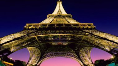 France: un Britannique se suicide en sautant de la Tour Eiffel
