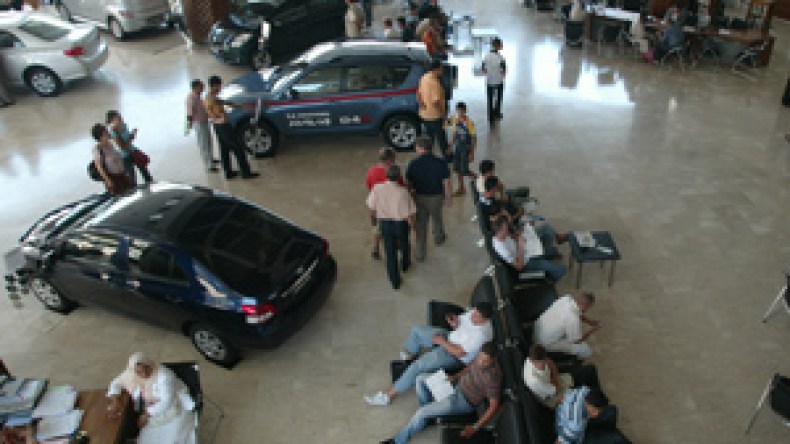 طوابير طويلة لاقتناء السيارات قبل دخول الضريبة حيّز التنفيذ