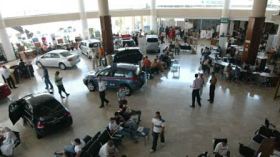 الحكومة تلزم وكلاء بيع السيارات بتوفير قطع الغيار الأصلية