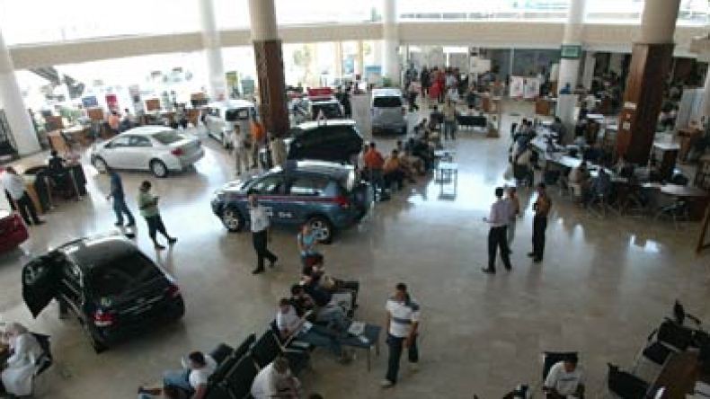 الحكومة تلزم وكلاء بيع السيارات بتوفير قطع الغيار الأصلية