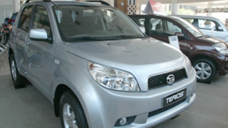 النقابات المستقلة تنتقد قرار فرض ضريبة على السيارات