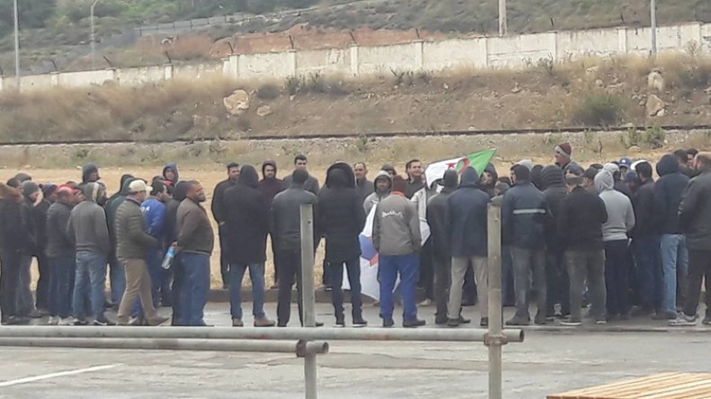 عمال مركب المنظفات بسور الغزلان يحتجون بالعاصمة