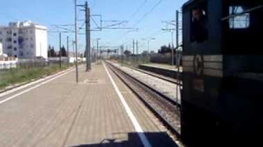 Le train arrive à Oued Aissi