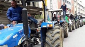 Les agriculteurs manifestent à bord de leurs tracteurs à Tizi Ouzou